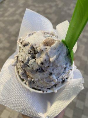 Vegan coconut base cookies & cream with cookie dough bites.