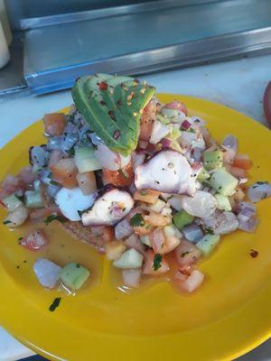 Tostada de pulpo con pescado