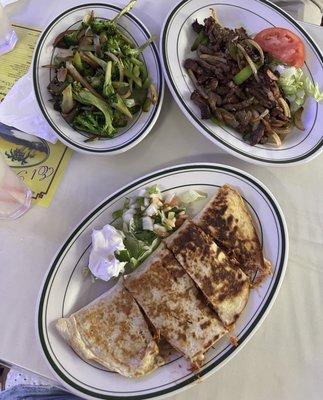 Chicken quesadilla & Bistec Encebollado & Broccoli