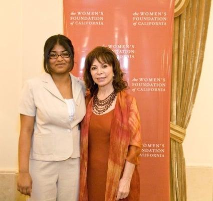 Fahiya presents award to Isabelle Allende