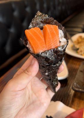 salmon hand roll