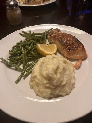 Salmon,green beans and mashed potatoes so yummy..