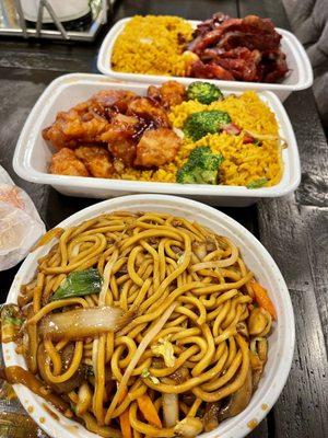 Veggie lo mein and general Tao chicken combo