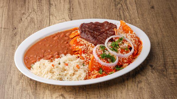 Chilaquiles Rojos con cecina.