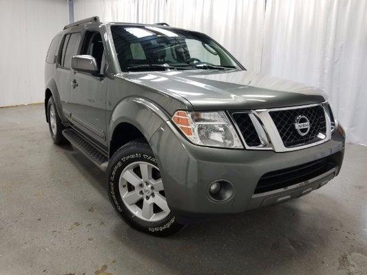 For more information please click the link http://www.royalautochicago.com/2009-Nissan-Pathfinder/Used-SUV/Chicago-IL/9772279/Details.aspx