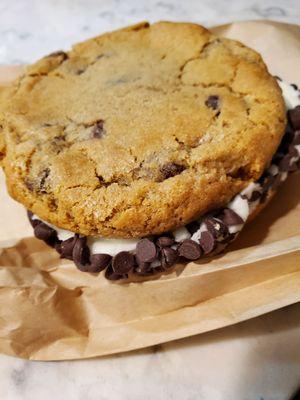 Cookie with cream and chocolate chips