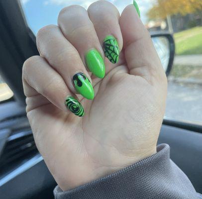 Halloween nails with glow in the dark green dip powder! Literally glows SO much