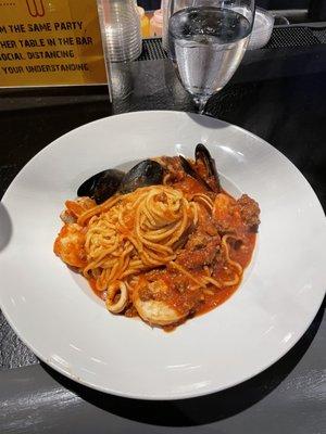 Spaghetti bolognaise w mixed seafood