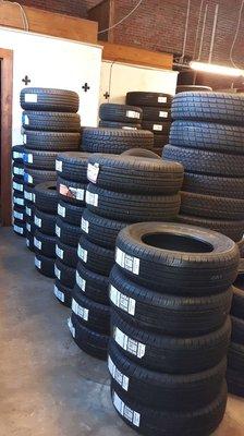 Gran variedad en llantas nuevas y usadas. 

Huge inventory on New and used tires.