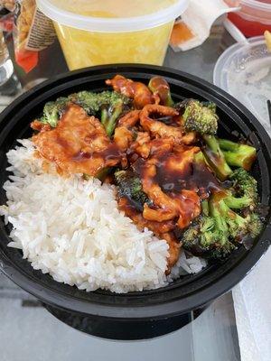 Chicken and broccoli lunch portion