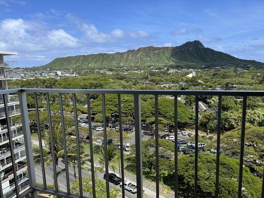 Queen Kapiolani hotel awesome view of Diamond back state park