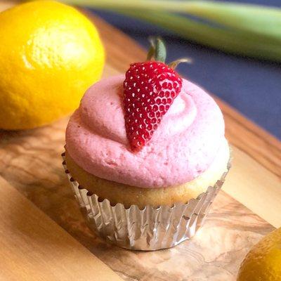 Strawberry lemonade cupcakes