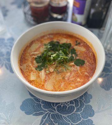 Kapoon - Thai red curry and coconut based noodle soup