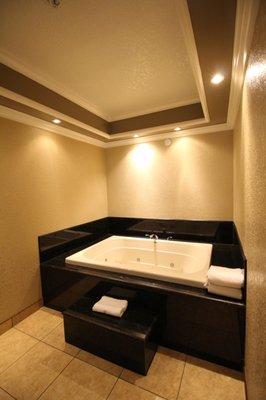 JACUZZI SUITE - IN ROOM WHIRLPOOL WITH ACCENT LIGHTING