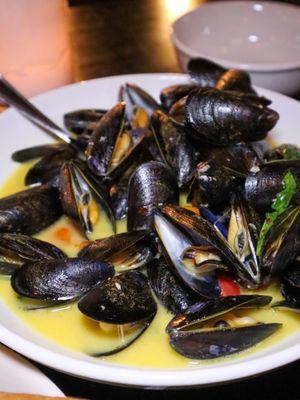 Steamed Mussels @tiffhuangry