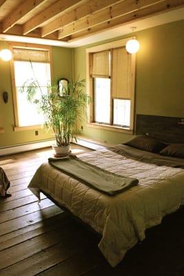 Moss Room - pond view, full bed w/pull out futon & private bath