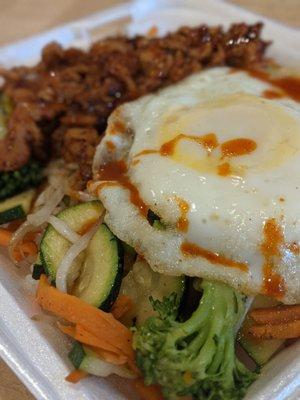 Spicy Pork Bibimbap with a fried egg IG: @barriegudfood