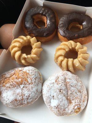 5/5 All doughnuts were super fresh; Bavarian cream was really soft and filled with nice amount of cream.