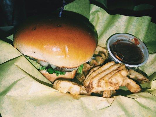 Cheeseburger w/ waffle fries- 6/10 recommend