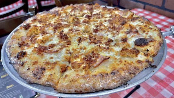 Chicken Alfredo Pizza with added garlic sauce.