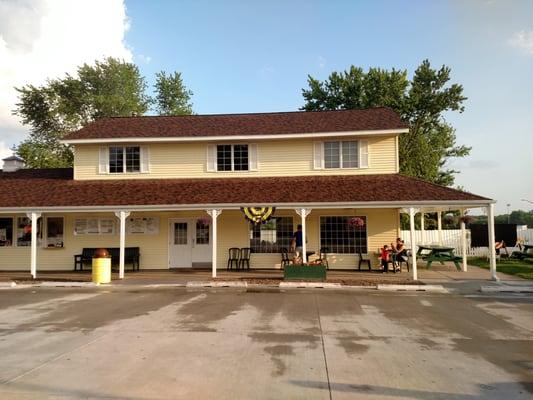 Nice little ice cream shop on the corner. Friendly staff. Indoor and outdoor seating available. Nice way to spend the evening.