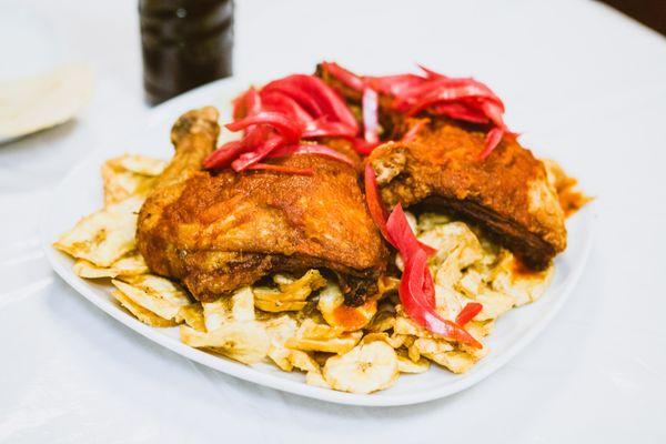 Pollo con tajadas *Fried chicken with Fried Plantain Slices