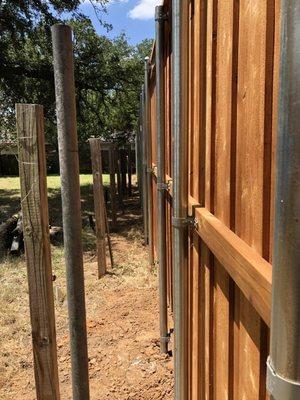 Fence straightening