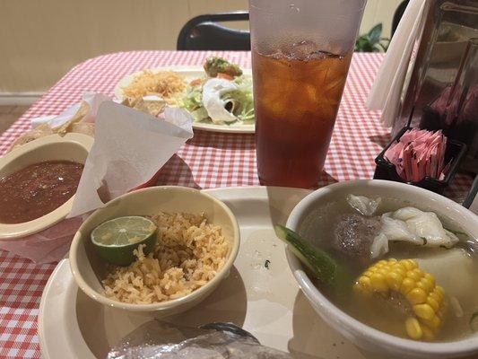 Comida corrida with caldo and flautas.