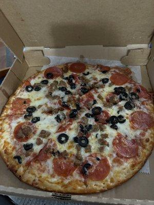 Med pizza with pepperoni, sausage and olives