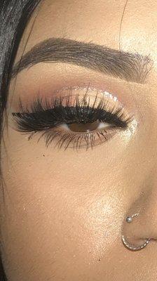 Half cut crease with glitter falsies perfect brows !