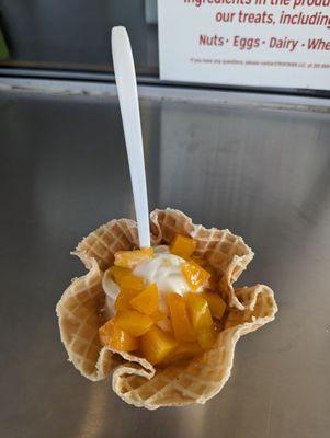 Waffle cup with vanilla custard and peach