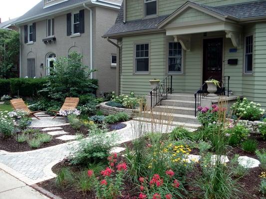 A cottage garden with curb appeal.