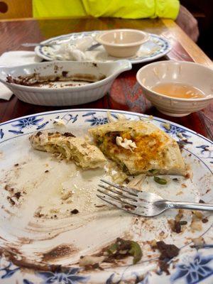 Frijoles y pupusa de queso con jalapeños.