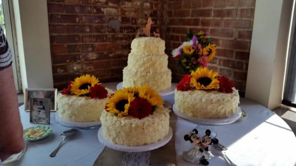 the cakes and flowers were all done by HyVee.