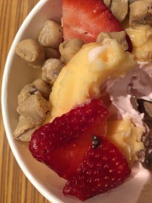 Strawberry yogurt, mango tango sherbet and delicious toppings!!