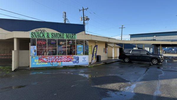 Snack & Smoke Mart