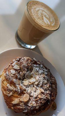 Panela latte and almond croissant