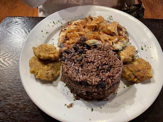 Chicken breast with tostones