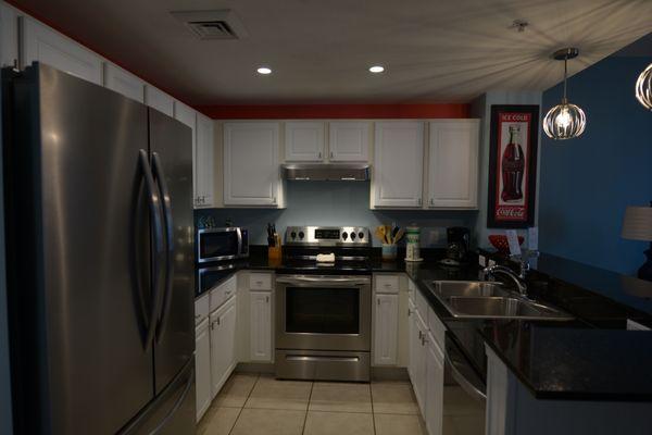 (903W) Fully equipped kitchen with new appliances.