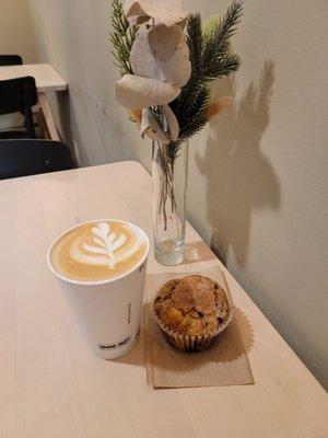 Blueberry muffin & Rosemary Vanilla Latte