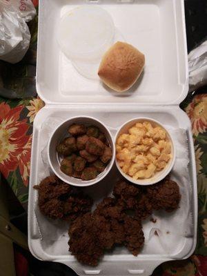 Chicken livers with fried okra, mac and cheese and a roll