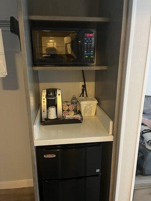 Coffee area, fridge and microwave