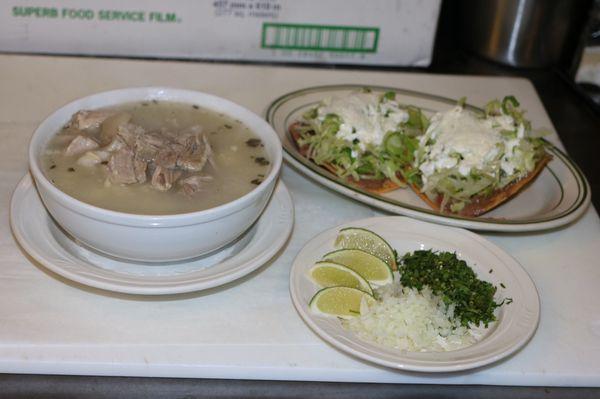 Pozole con tostadas