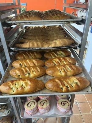 Cuerons, pan de jalapeño con queso, ninos, conchas y mas!