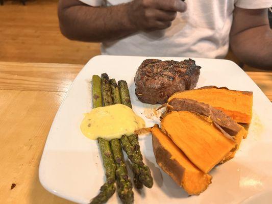 Filet mignon with sweet potato and asparagus