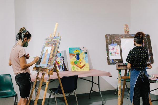 Painting classes taught in English and Spanish by local artists. Photo credit: Pedro Wazzan.