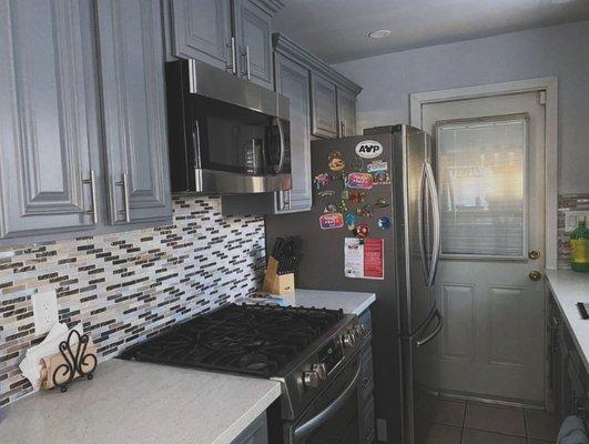 Elevate your kitchen game with a stunning backsplash and a chic raised bar peninsula!