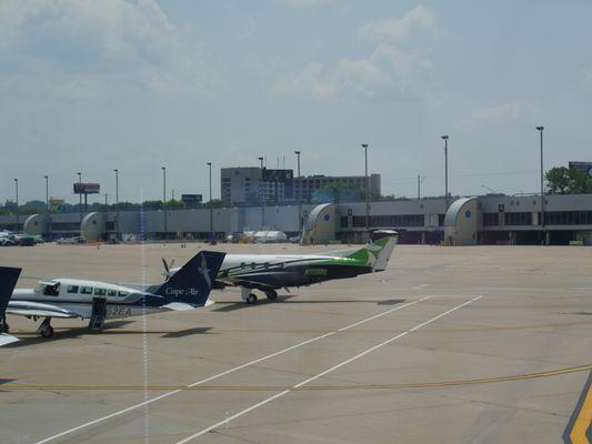 N111WG, awaiting pilots at St. Louis