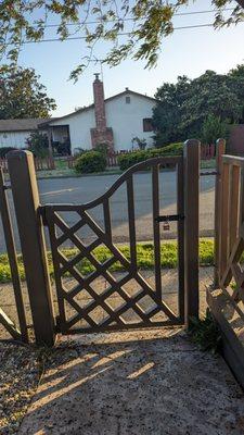 Custom side gate