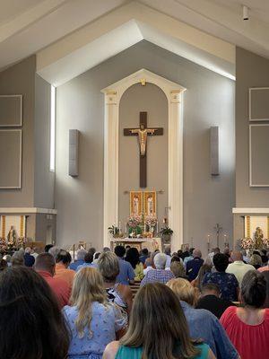 Tourists & parishioners attending Sunday Vigil Mass on Saturday afternoon.